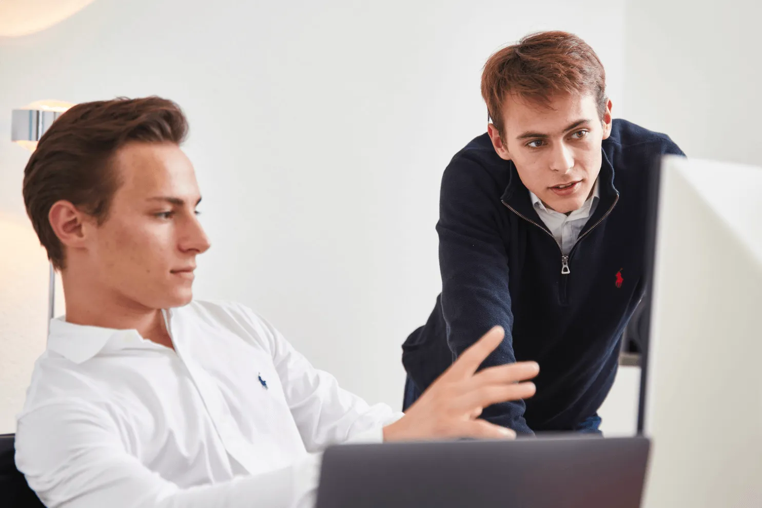 Elia und Emil vor dem Bildschirm