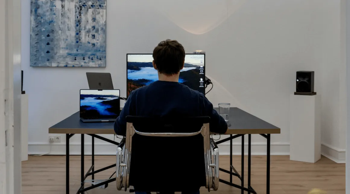 Elia am Laptop