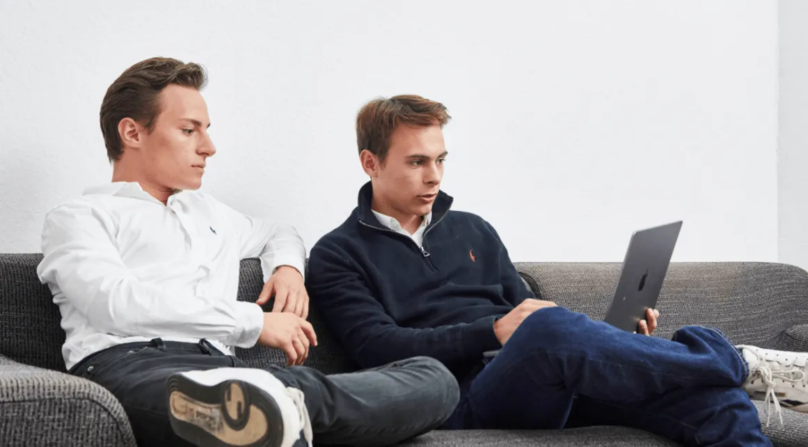 Elia und Emil sitzen gemeinsam am Laptop