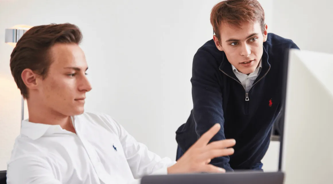 Elia und Emil besprechen etwas