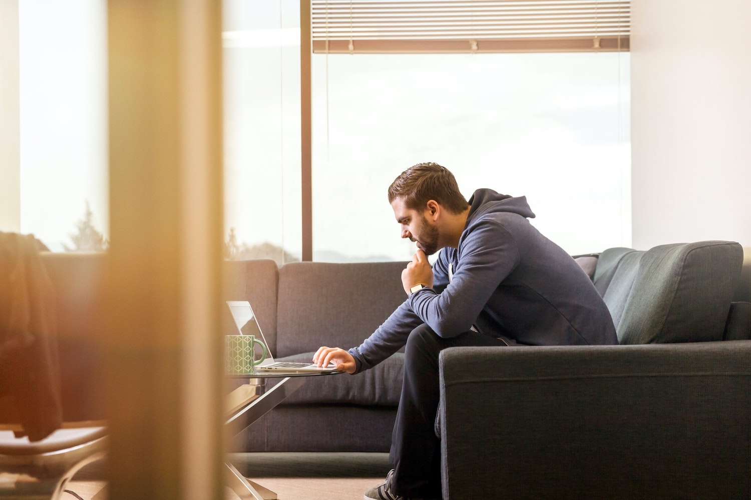 Start-up Gründer schaut sich Markt- und Trendanalyse an