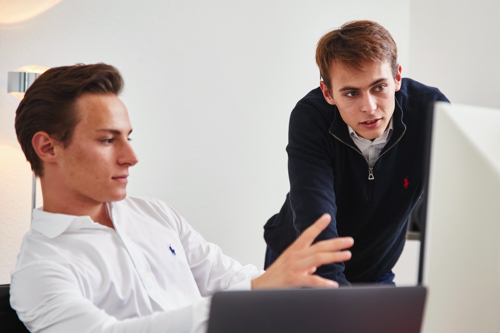 THEFABERS Team sind am PC und optimieren eine Landingpage